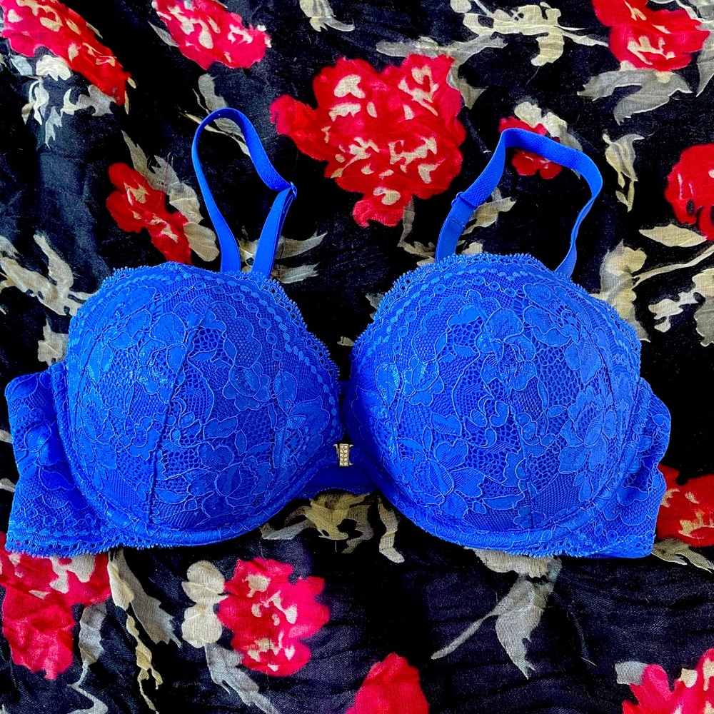 Front clasp closure lace padded bra
